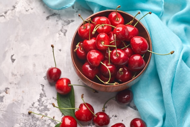 Photo ripe red and yellow cherries in bowl