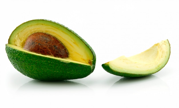 Photo ripe sliced avocado isolated on white