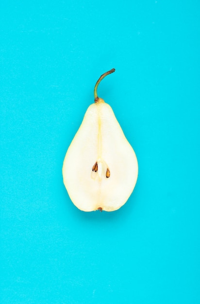 Photo ripe sliced pear on blue.