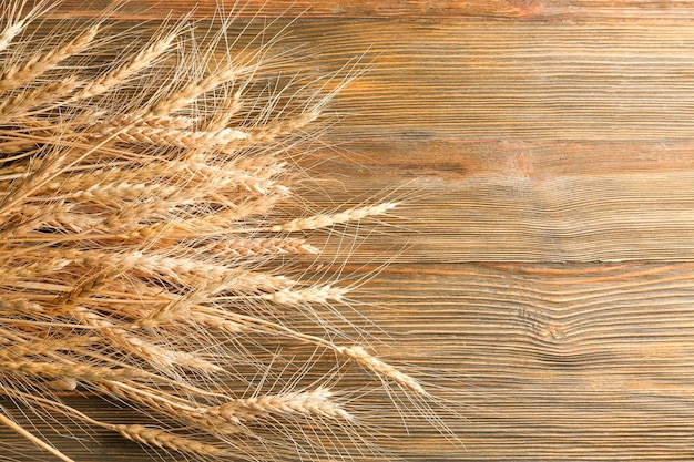 Photo ripe spikelets on wooden background