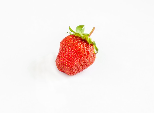 Photo ripe strawberries with leaves isolated