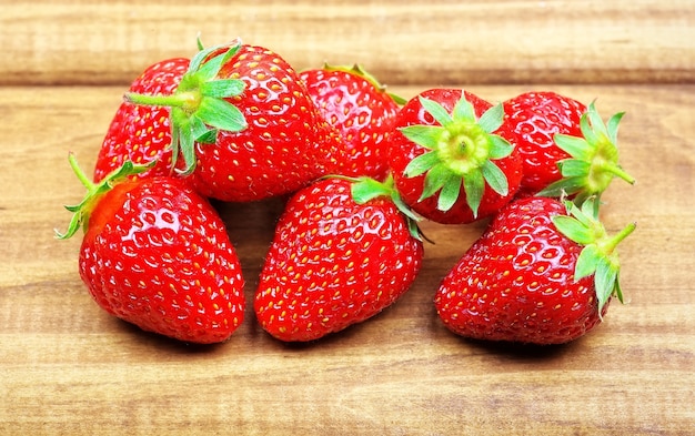 Fragole mature sulla tavola di legno. fragole fresche su fondo di legno