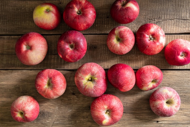 熟した甘いリンゴは木製のテーブルの上にあり、果物は健康に良いです。