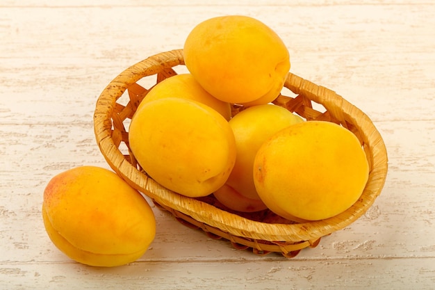 Спелые сладкие абрикосы