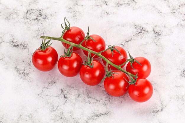 Foto ramo di pomodoro maturo di ciliegio dolce