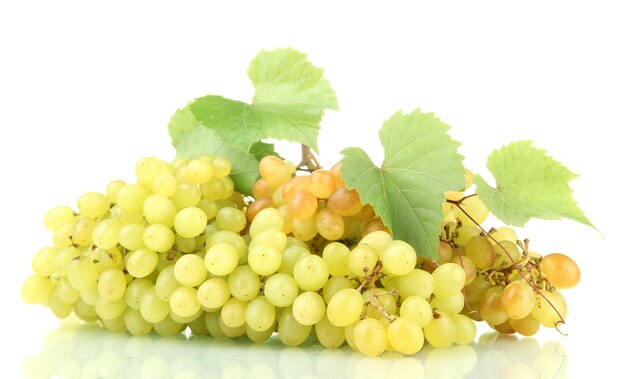 Спелый сладкий виноград, изолированные на белом фоне