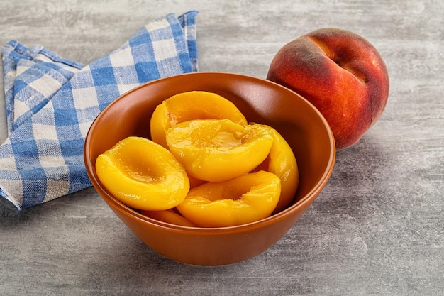 Спелый сладкий и сочный десерт из консервированных персиков