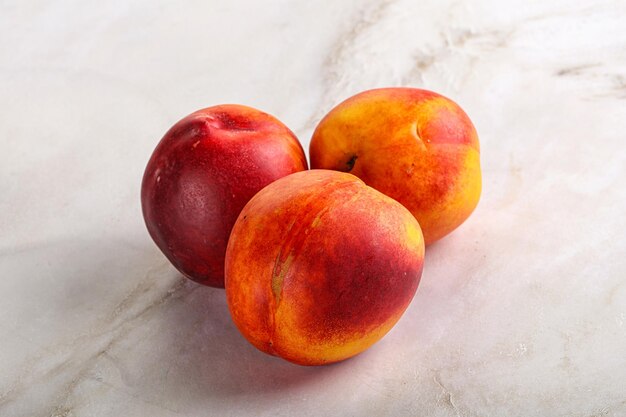 Photo ripe sweet juicy fresh red nectarines