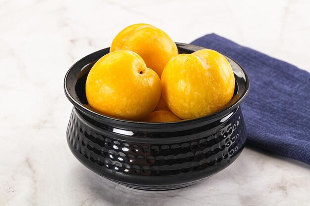 Photo ripe sweet and juicy yellow plums