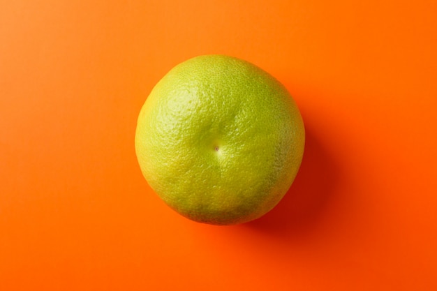Frutta matura del tesoro su fondo arancio, spazio per testo