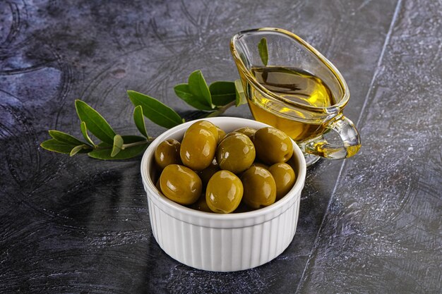 Photo ripe tasty green olives with branch