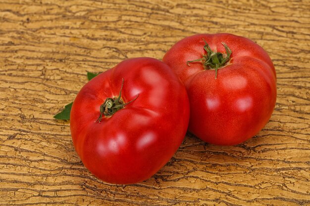 木製の背景に完熟トマト