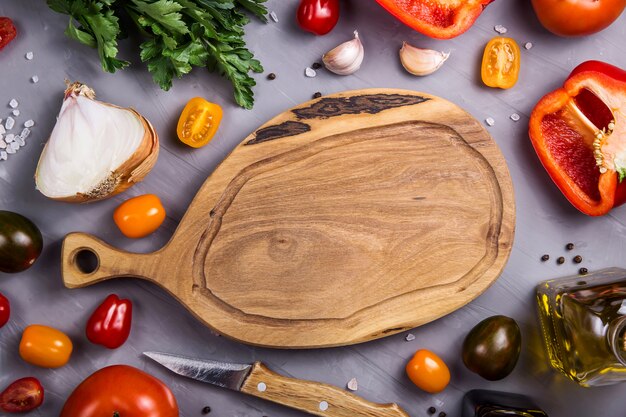 Photo ripe tomatoes for cooking vegetable dish on a gray