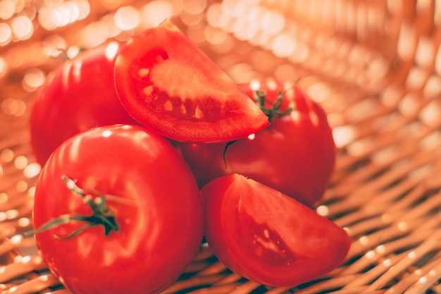 Спелые помидоры, органические овощи и концепция здорового питания