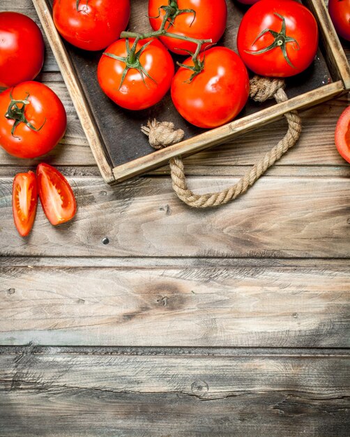 Photo ripe tomatoes on tray