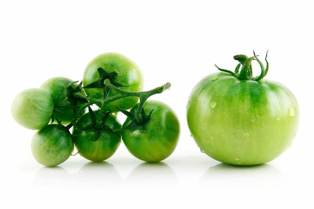 Photo ripe wet green tomatoes isolated on white background