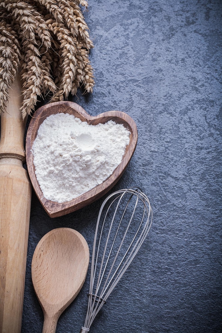 Photo ripe wheat ears wooden spoon rollingpin bowl flour egg whisk