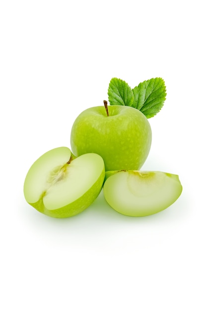 절반과 잎 흰색 배경에 고립 잘 익은 전체 녹색 사과
