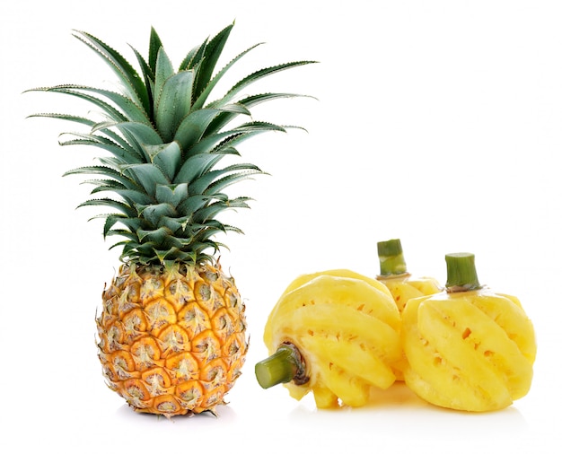 Ananas maturo intero isolato su bianco