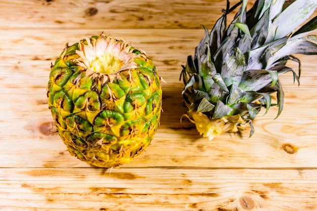 Foto ananas intero maturo sulla tavola di legno rustica