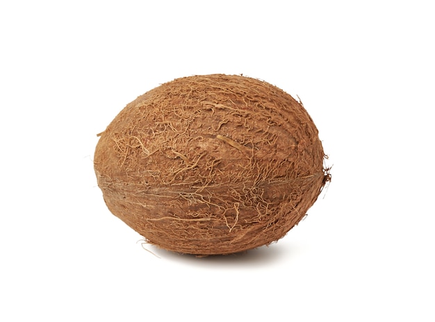 白い背景に分離された熟した丸いココナッツ、クローズアップ