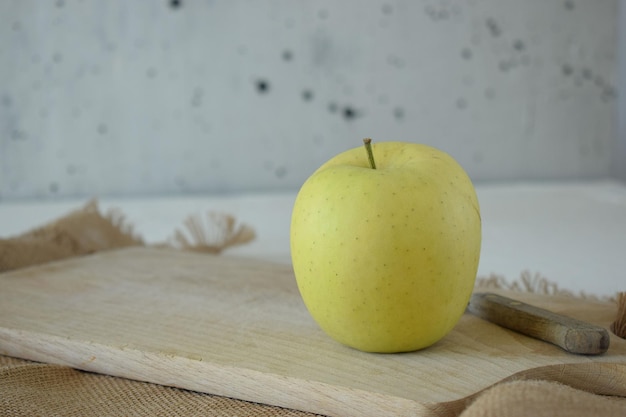 Foto la mela gialla matura è fresca in cucina.