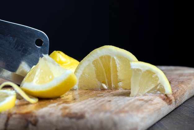 Foto giallo limone maturo tagliato a pezzi