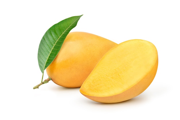 Спелое желтое манго с разрезом пополам и зеленым листом, изолированным на белом фоне.