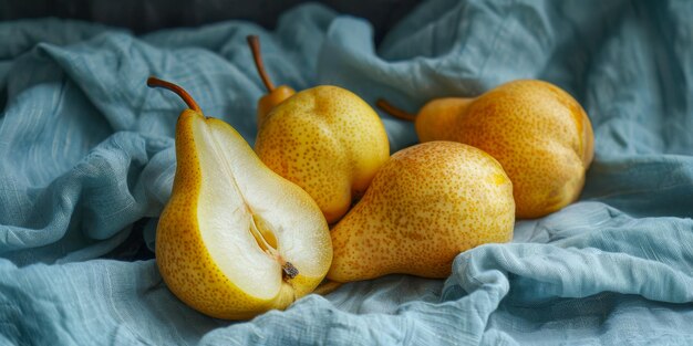 熟した黄色い梨は,質感のあるシアン織物で,新鮮さを呼び起こします