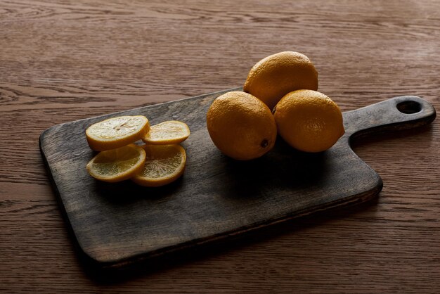 Photo ripe yellow whole cut lemons