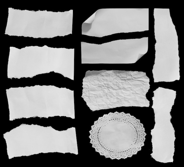 Разорванная бумага на черном фоне