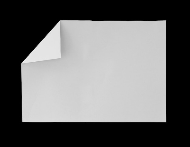 Foto carta strappata isolata su sfondo nero spazio vuoto per il testo