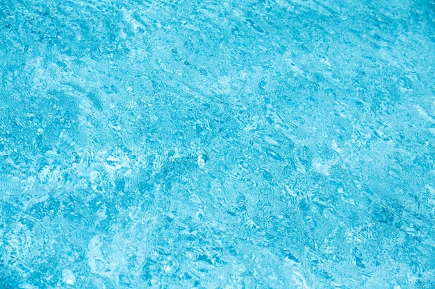 Acqua strappata nella superficie della piscina del fondo blu della piscina dell'acqua