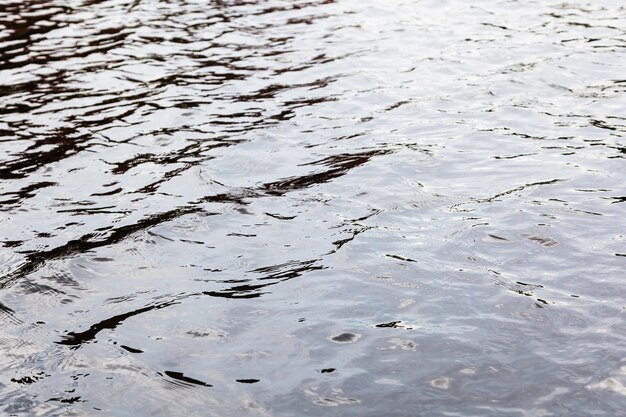 Волны ряби на поверхности воды