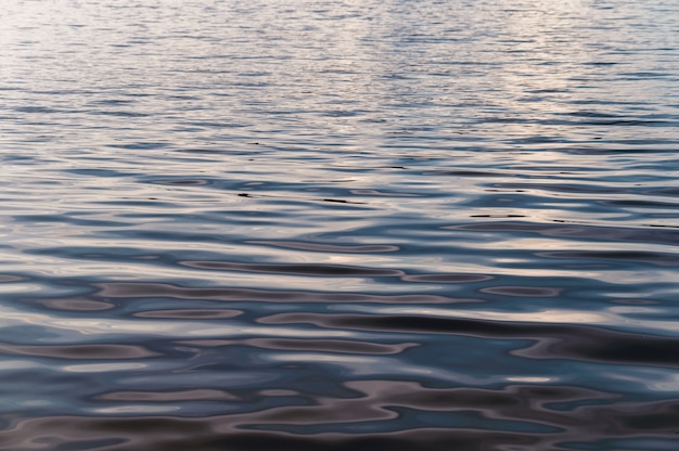 夕方の湖の波状の水面