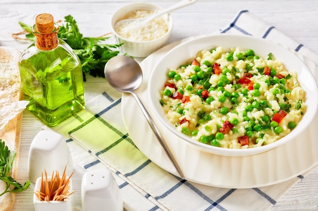 Photo risi e bisi venetian risotto with spring peas