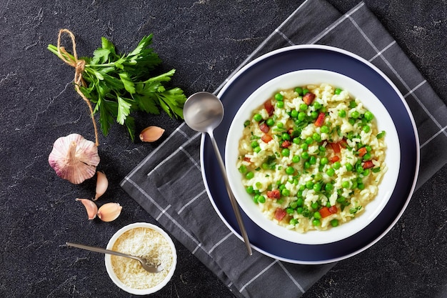 Photo risi e bisi venetian risotto with spring peas