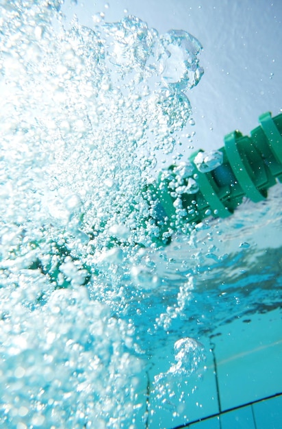 スイミングプールの水中で上昇する泡