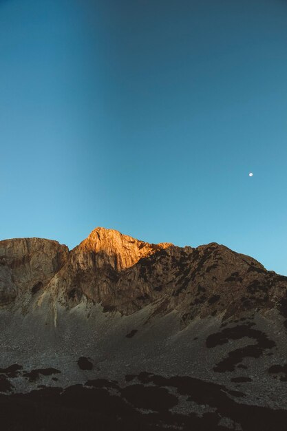 Photo rising moon over the mountain top