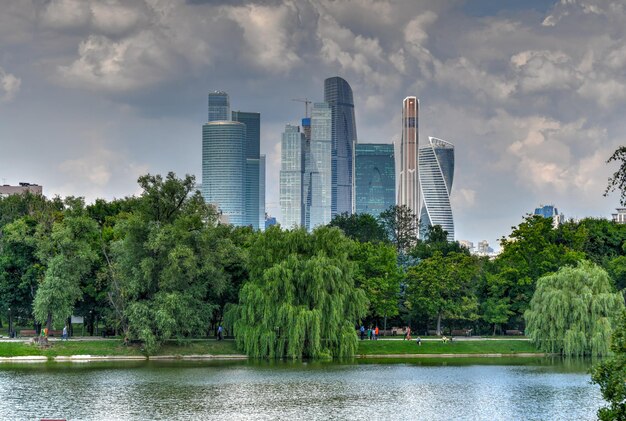 Photo rising skyscrapers of moscow city as seen from novodevichy convent