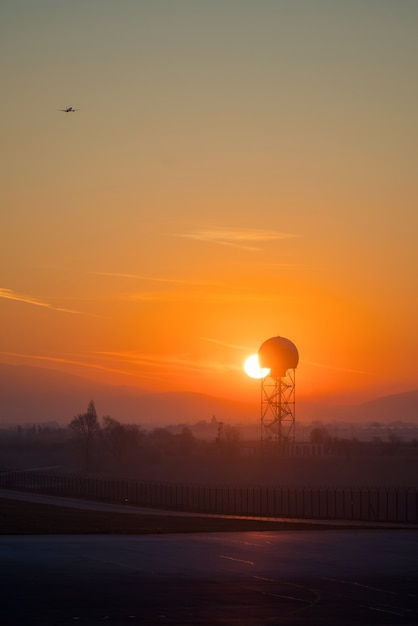 Sole che sorge sull'aeroporto. alba dorata di prima mattina all'aeroporto