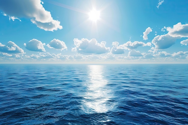 静かな海や海の上青い空の白い雲の上地平線に昇る太陽