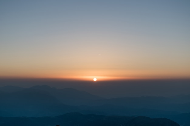 昇る太陽は遠くの地平線から昇る