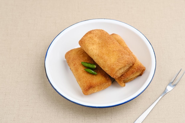 Risoles Rogout 인도네시아 전통 짭짤한 스낵 다진 닭고기와 혼합 야채