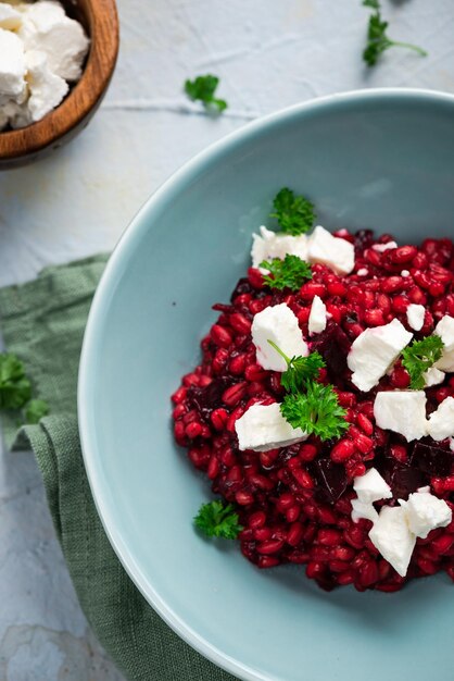 Risotto Gemaakt met Gries en Rode Bieten Geserveerd met Feta Kaas