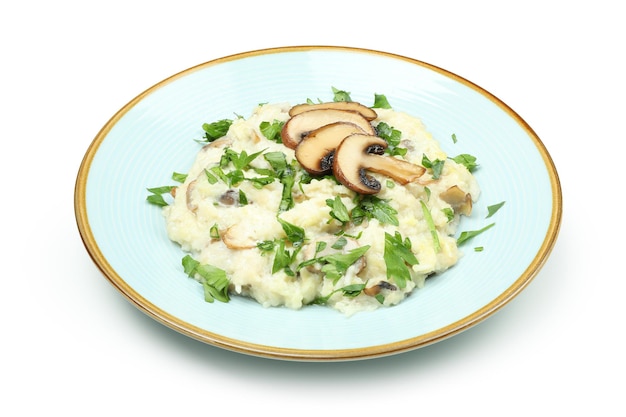 Risotto met champignons geïsoleerd op witte achtergrond