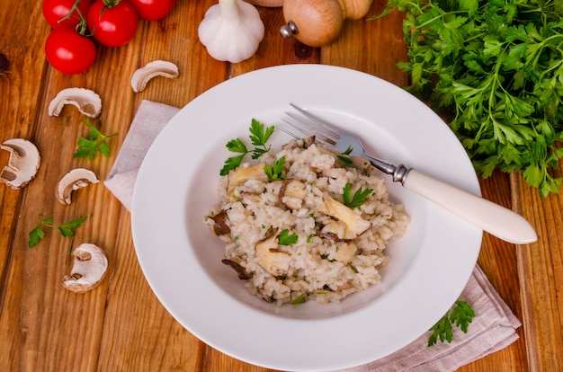 Risotto met champignons, verse kruiden en parmezaanse kaas.