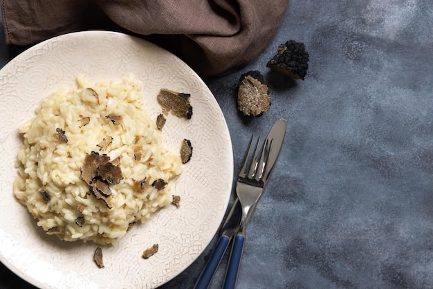 Risotto met eekhoorntjesbrood en zwarte truffels geserveerd in een gastronomische keuken van bovenaanzicht