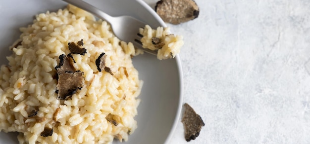 Risotto met eekhoorntjesbrood en zwarte truffels geserveerd in een gastronomische keuken van bovenaanzicht