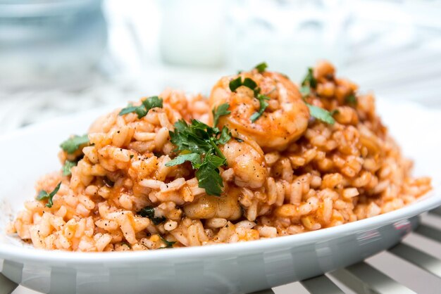 Foto risotto met garnalen op bord